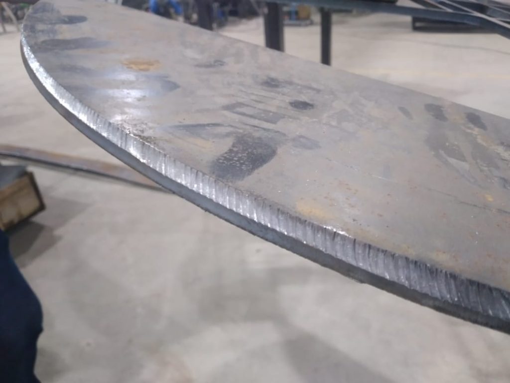 Chanfro em chapa metálica espessa realizado para preparação de solda industrial
