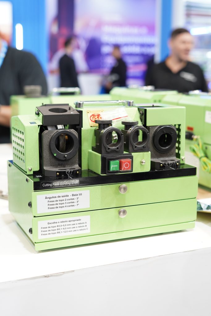 Afiadora de fresas e brocas para afiação industrial de alta precisão na Celmar